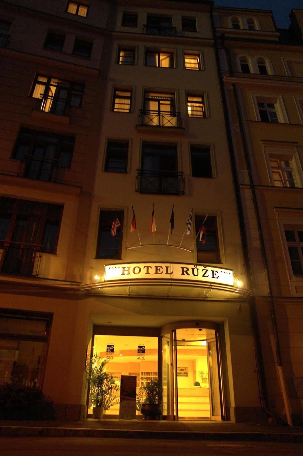 Hotel Ruze การ์โลวีวารี ภายนอก รูปภาพ